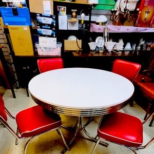 Vintage/Retro dining room table in great shape! Very popular! A must have!! 🔥🔥
